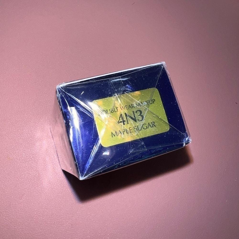 Estée Lauder Double Wear Foundation - Picture 3 of 5